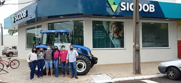 SICOOB METROPOLITANO: Primeiro Trator Solidário financiado pela cooperativa é entregue em Japurá