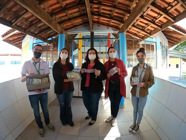 COCARI: Cooperativa entrega 850 kits de máscaras aos alunos participantes do Cooperjovem