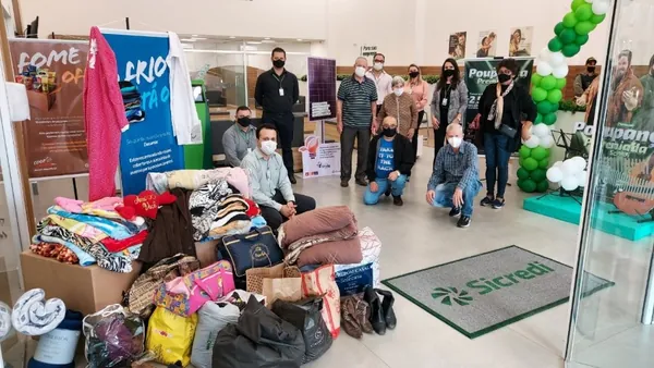 DIA C I: Sicredi União PR/SP arrecada alimentos, roupas e incentiva doação de sangue 