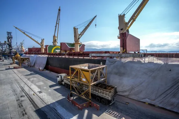 GRÃOS: Com estrutura moderna, Porto de Paranaguá recebe mais uma carga de milho de importação