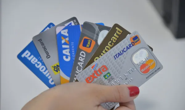 ECONOMIA I: Pesquisa diz que inadimplência cai, mas dívidas crescem em setembro