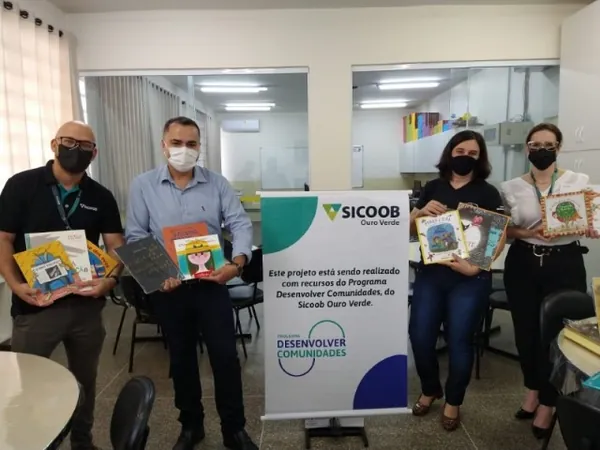 SICOOB OURO VERDE: Acervo literário é doado para escola por meio do programa Desenvolver Comunidades