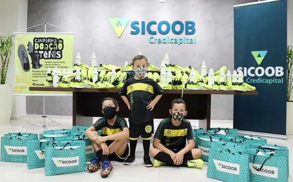 SICOOB CREDICAPITAL: Cooperativa doa mais de 150 tênis e 200 squeezes ao projeto Fábrica Cascavelense de Cidadãos