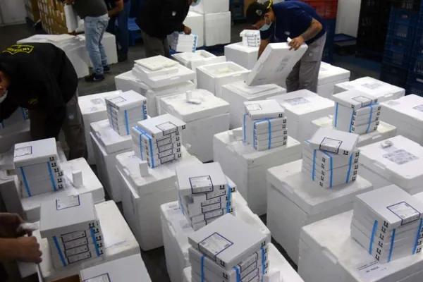 SAÚDE III: Paraná recebe 376 mil vacinas contra a Covid-19 para dose de reforço