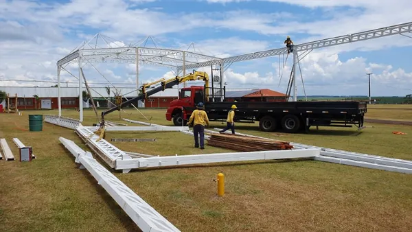 COOPAVEL: Montagem de estandes avança rápido em área do Show Rural
