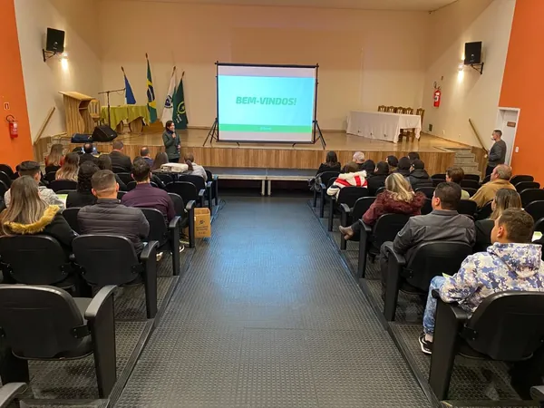 SICREDI PLANALTO DAS ÁGUAS: Lançado curso profissionalizante em cooperativismo de crédito para jovens dos colégios estaduais de Guarapuava