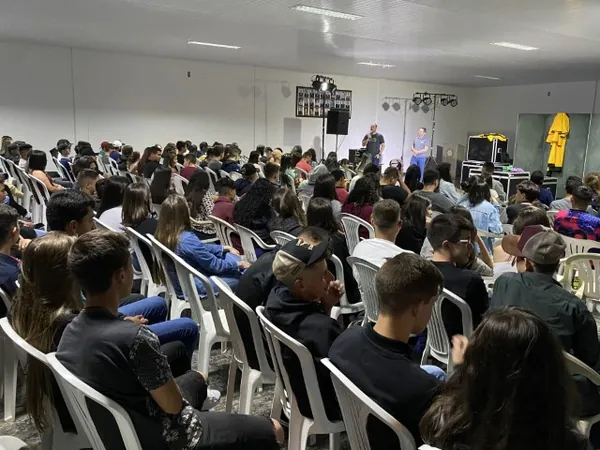 SICREDI PLANALTO DAS ÁGUAS: Peça Teatral #Juntos é apresentada em Palmital (PR)