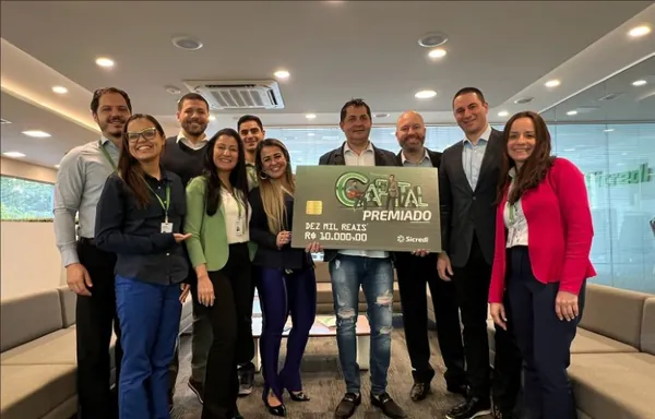 SICREDI VALE DO PIQUIRI: Associado de São Paulo (SP) recebe prêmio das campanhas Poupança Premiada e Capital Premiado 
