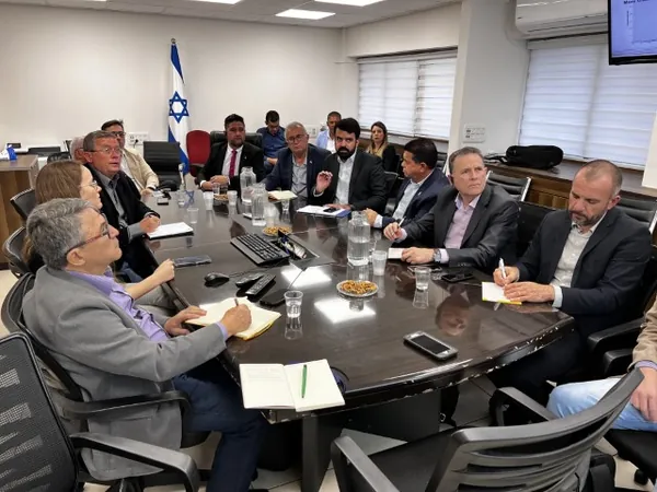 MISSÃO INTERNACIONAL: Em Tel Aviv, cooperativistas brasileiros conhecem soluções de mobilidade inteligente