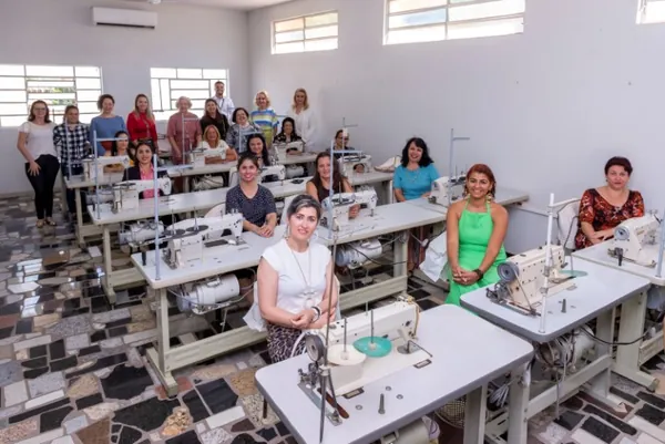 SICREDI DEXIS I: Programa de empreendedorismo forma costureiras em Paranavaí