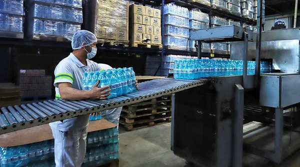 IBGE: Após dois meses de queda, indústria varia 0,3% em outubro