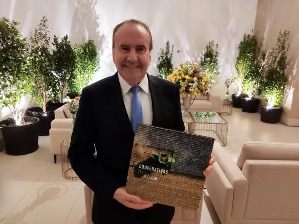 LAR: Diretor-presidente da cooperativa é homenageado pelo Banco do Brasil em Curitiba