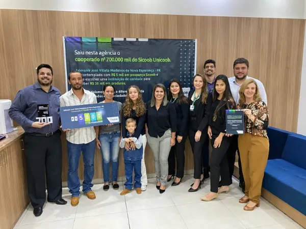 SICOOB METROPOLITANO: Prêmio é entregue para cooperado que abriu a conta 700 mil do Sistema Sicoob Unicoob