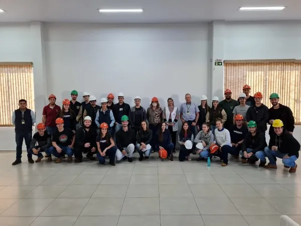 AGRO: Copagril recebe acadêmicos de agronomia da Unioeste para visita técnica