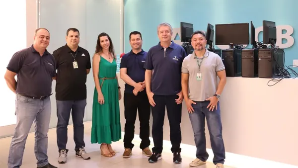 CRÉDITO: Sicoob Arenito doa computadores ao Instituto Federal do Paraná 