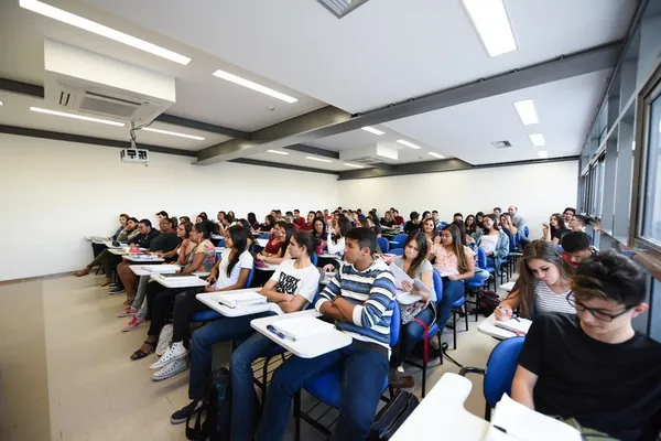 EDUCAÇÃO: Norte e Nordeste concentram metade das notas 1 mil na redação do Enem