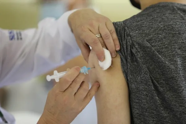 INFLUENZA: Com 1,3 mil salas abertas, Dia D de vacinação contra a gripe será neste sábado no Paraná