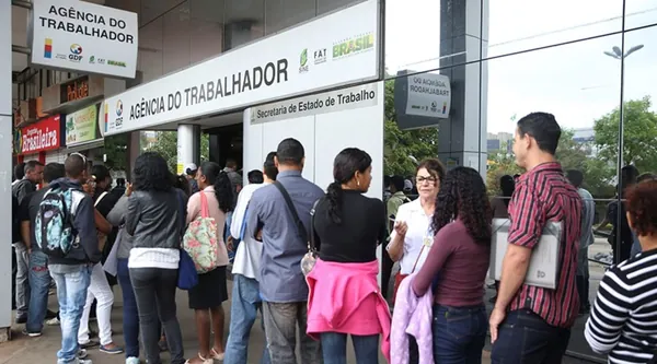 PNAD CONTÍNUA MENSAL: Taxa de desocupação sobre para 7,9% e população ocupada tem redução de 0,8%