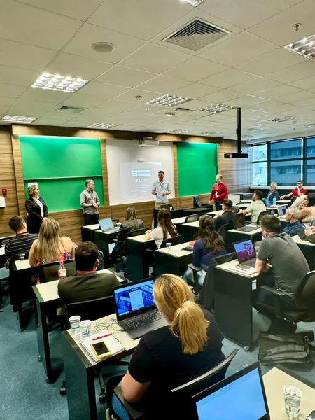 FORMAÇÃO: Pós-graduação em Gestão Comercial e Vendas inicia com a participação de 44 empregados da Dental Uni