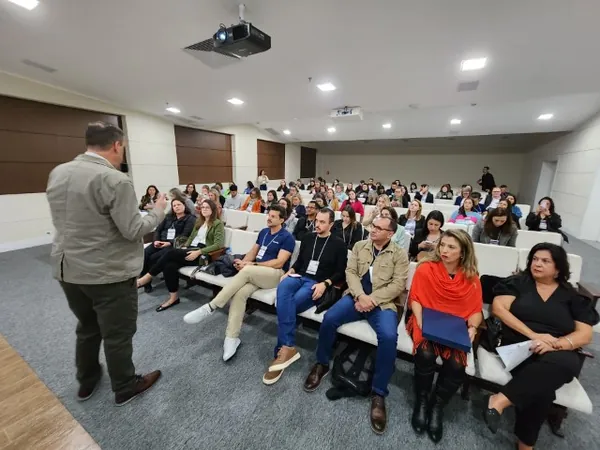 EVENTO: Profissionais de 21 cooperativas paranaenses participam do Fórum da Diversidade e Inclusão, em Curitiba
