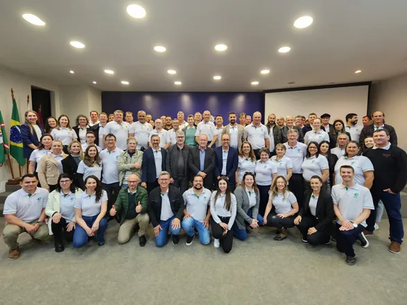 Dirigentes e cooperados da Sicredi Centro Sul visitam Sistema Ocepar
