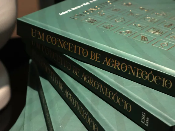 Em parceria com o Sicredi, livro ganha edição traduzida para o Brasil