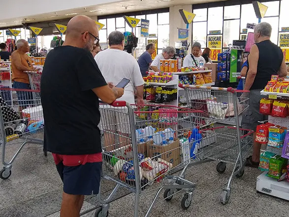 Influenciadas por hiper e supermercados, vendas no varejo recuam 1,0% em junho