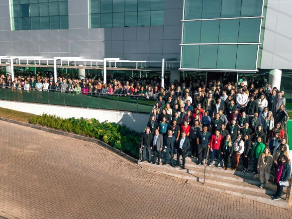 Vídeo celebra 45 anos da Unimed Paraná, com destaques de seu dia a dia e trajetória