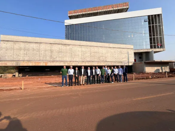 Conselheiros visitam obras da nova sede da Sicredi Parque das Araucárias