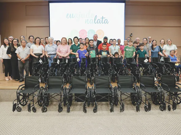 Unimed Londrina entrega 20 cadeiras de rodas na 12ª edição do "Eu Ajudo na Lata"