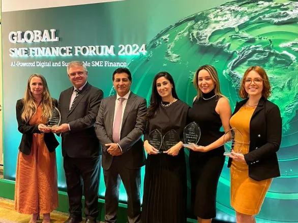 Sicredi recebe prêmio global por financiamentos a mulheres empreendedoras e a pequenas e médias empresas