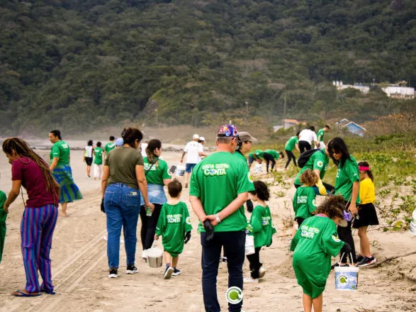 Sicredi mobiliza voluntários e coleta mais de 380 kg de resíduos em Peruíbe (SP) 