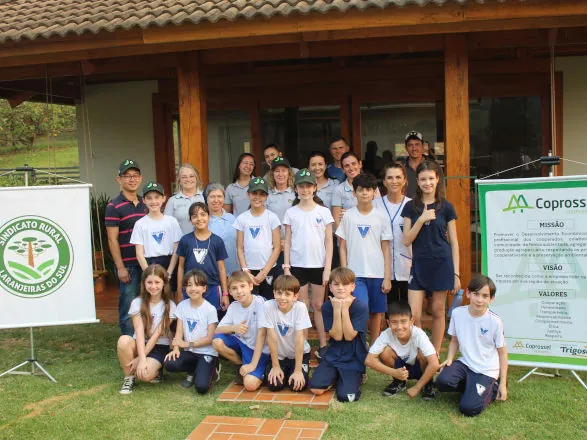 Projeto Vivenciando a Prática leva alunos ao dia a dia de uma propriedade rural