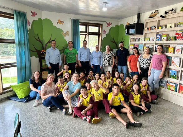 Sicoob Integrado revitaliza a biblioteca da Escola Municipal Frei Tiago Luchese, em Bituruna