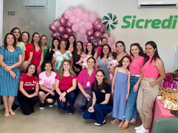 Colaboradores da Sicredi Planalto das Águas promovem ações de conscientização contra o câncer feminino