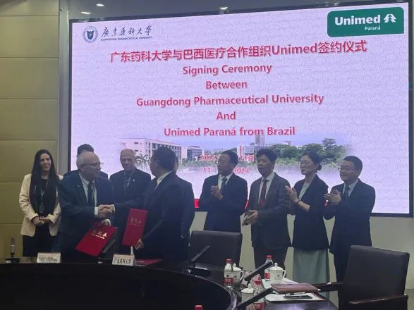 Termo de cooperação é assinado entre Unimed Paraná e universidade chinesa