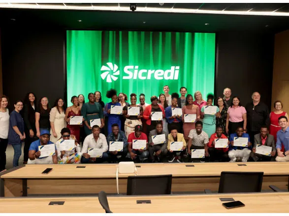 Sicredi Vale do Piquiri Abcd PR/SP forma primeira turma do Curso de Língua Portuguesa para Estrangeiros 