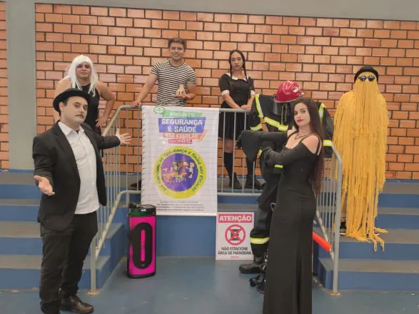 Coopavel utiliza teatro para orientar crianças sobre atitudes de segurança 