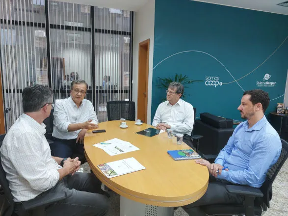 Agricultura regenerativa é tema de reunião com presidente do Conselho de Administração do Sicoob Ouro Verde 