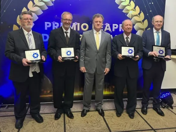 Lideranças cooperativistas recebem prêmio da FEAPR 