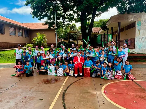 Natal Solidário da Unimed Londrina leva alegria e emoção para mais de 200 crianças e idosos