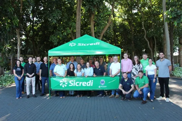 Sicredi Vale do Piquiri Abcd PR/SP apoia a Feira do Produtor de Palotina com entrega de barracas personalizadas