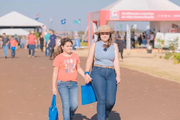 Jovens vão ao Dia de Campo da C.Vale para ver máquinas