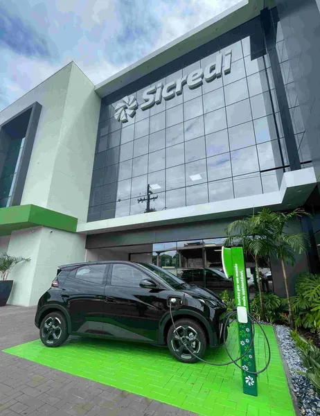 Sicredi Aliança PR/SP coloca à disposição totem para recarga de carros elétricos e híbridos em Marechal Cândido Rondon
