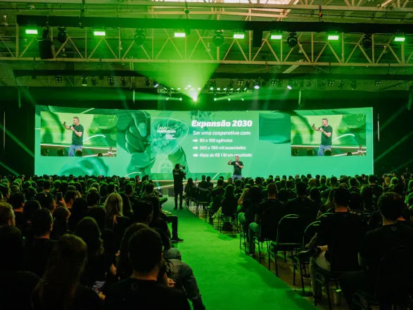 Sicredi celebra conquistas na Convenção de Verão 2025 com aproximadamente 1.200 colaboradores, em Curitiba