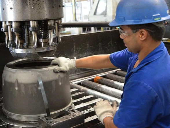 Indústria nacional assinala variação de -0,3% em dezembro e fecha 2024 com crescimento de 3,1%