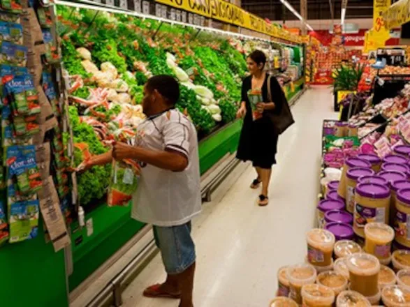 Mesmo com alta de preços dos alimentos, inflação desacelera para todas as faixas de renda em janeiro