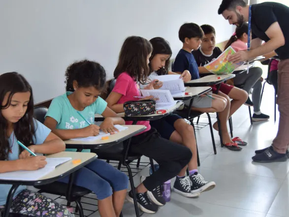 Colégio Imperatriz oferece cursos de língua estrangeira a crianças atendidas por projeto social