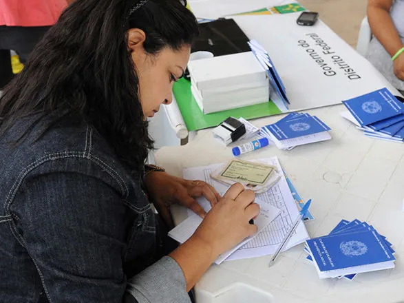 Desocupação sobe para 6,8%, mas rendimento e carteira assinada batem recorde