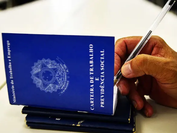 Rendimento mensal do trabalhador bate recorde e chega a R$ 3.378